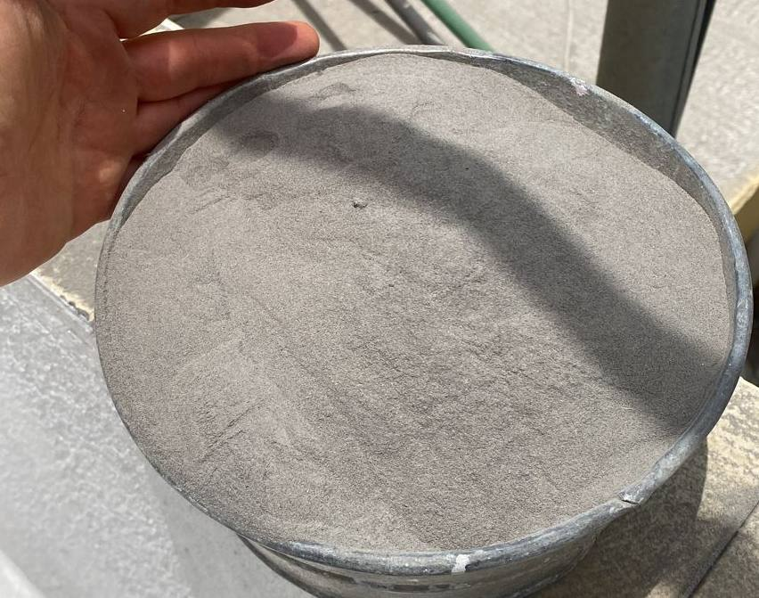 SkyAlertMx's tweet photo. ¿Ya barrieron su ceniza del #Popocatépetl?
Esta es una "pequeña muestra" de lo que se ha barrido, tan solo en una pequeña superficie, de una azotea en la zona centro de la capital de Puebla.

Deposítala en bolsas y/o en macetas - jardineras para evitar que el drenaje se tape.

#BarriendoLaCeniza