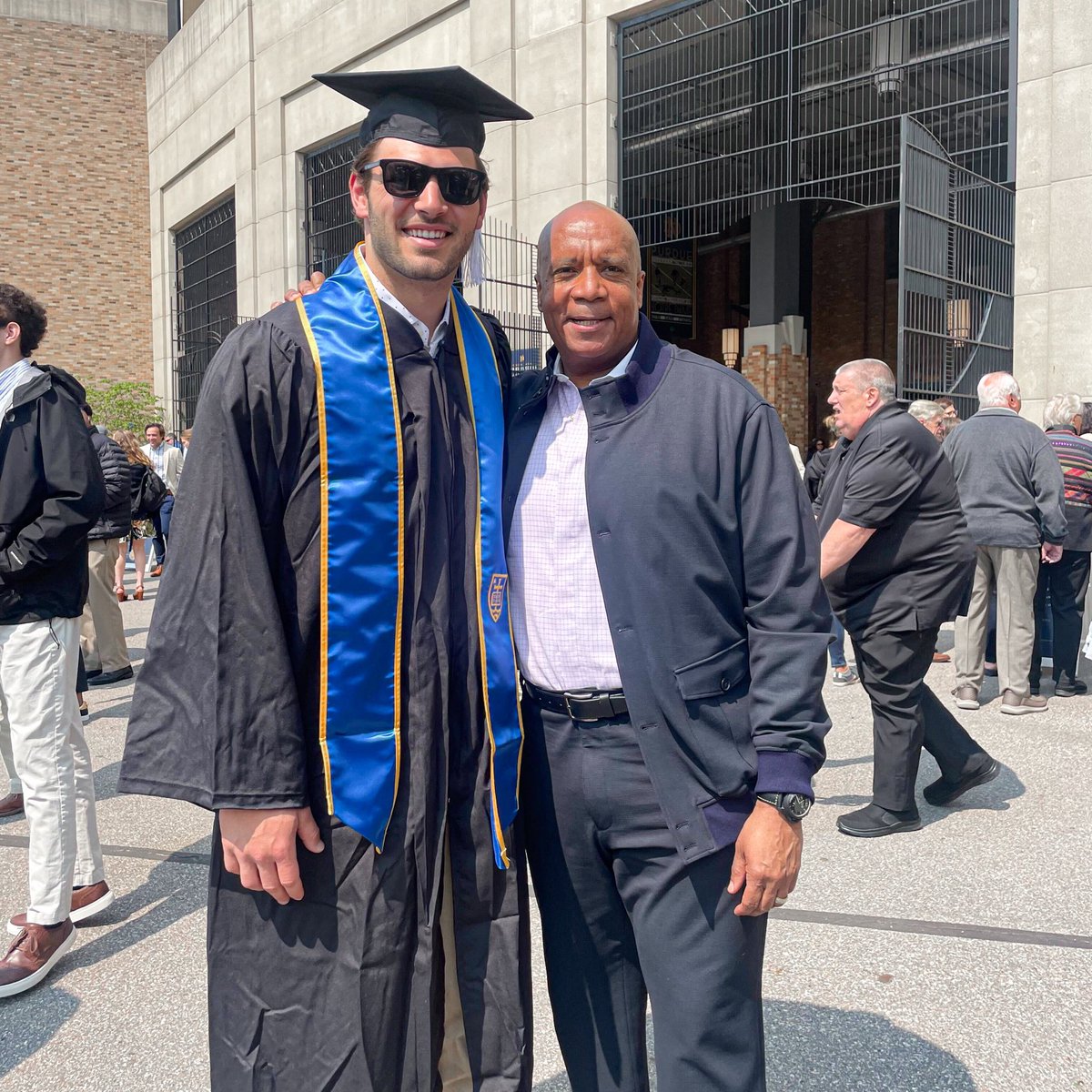 ChicagoBears: He’s a graduate 🎓

Congrats, <a href="/ColeKmet/">Cole Kmet</a>!