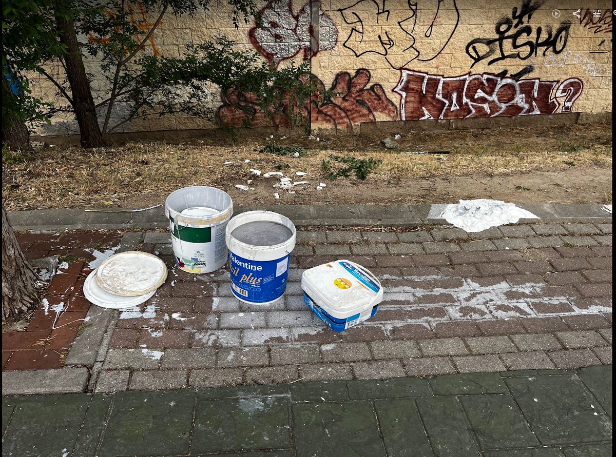 Así está la calle del #PuntoLimpioMajadahonda gracias a la actividad clandestina que ahí se da y el <a href="/MajadahondaAyto/">Ayuntamiento de Majadahonda</a> lleva permitiendo durante años.  Este #28M hay que elegir a quien nos de soluciones y no problemas <a href="/PPMajadahonda/">PP Majadahonda</a> <a href="/psoemajadahonda/">PSOE-Majadahonda</a> <a href="/vecinospmj/">Vecinos por Majadahonda</a> <a href="/VOX_Majadahonda/">VOX Majadahonda</a>