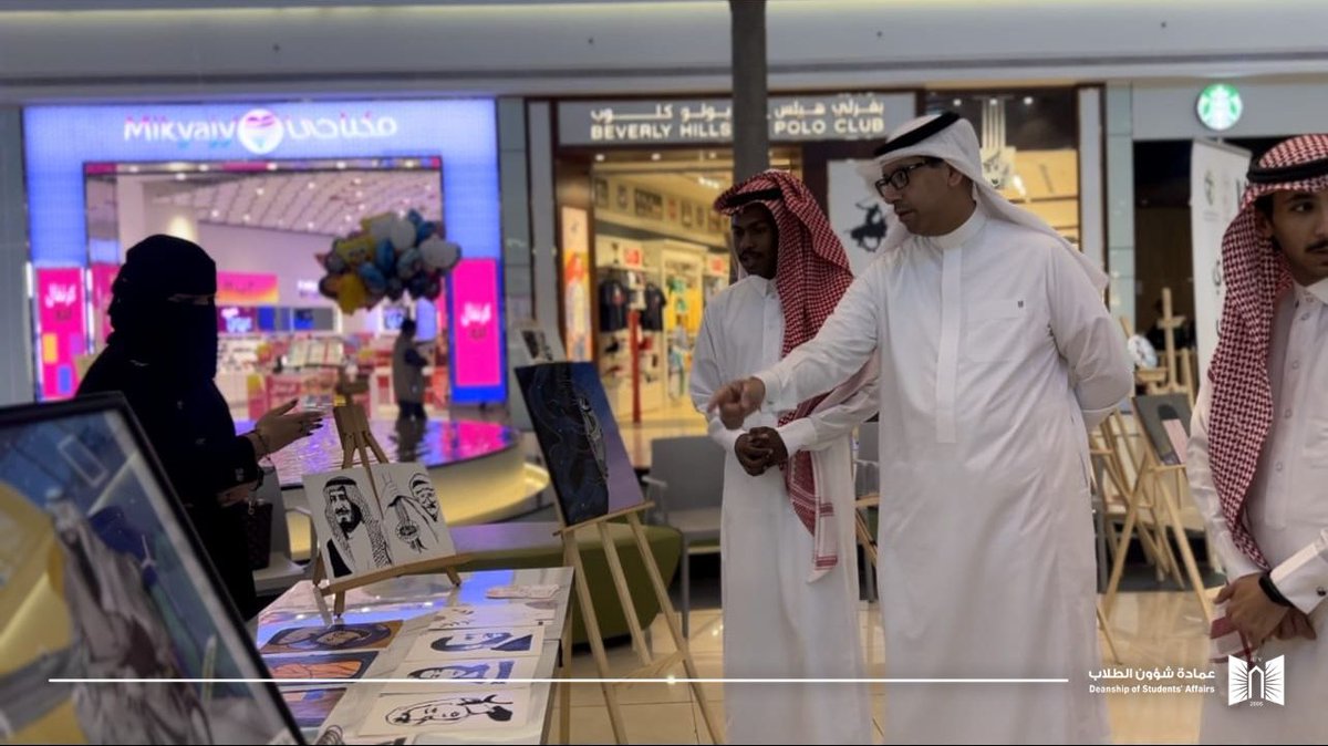 dsa_ut's tweet photo. جانب من معرض الفنون الذي أقامه نادي الثقافة والفنون بالتعاون مع مقهى سكيتش وتبوك بارك. 

تصوير الطالبة📸: سلمى سعيد القرعاني https://t.co/dwHv5pjEnU