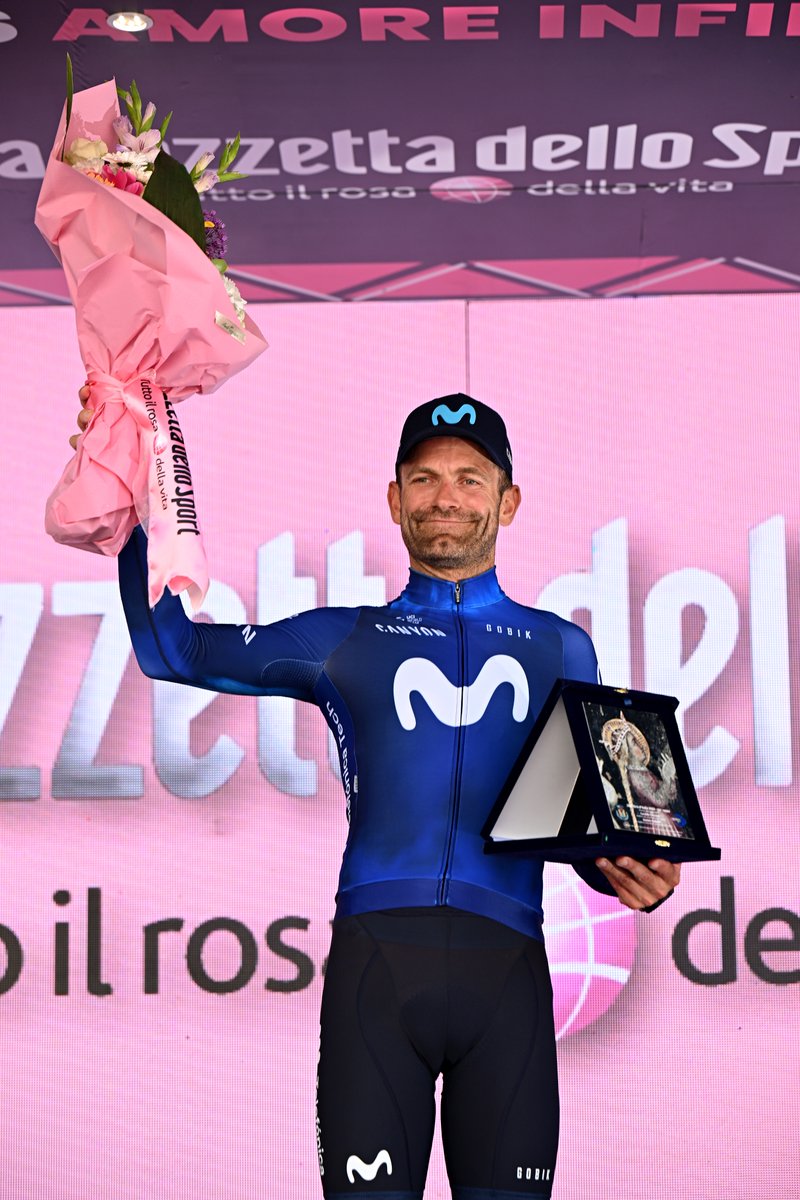Movistar_Team's tweet photo. 🇮🇹 @giroditalia | #Giro: Cerramos la segunda semana con @jjrojillas subiendo al podio para recoger el Premio Cannavò por su combatividad y la de todo el grupo. ¡Mañana lunes, jornada de descanso!

📸 @GettySport https://t.co/FmvAHFacre