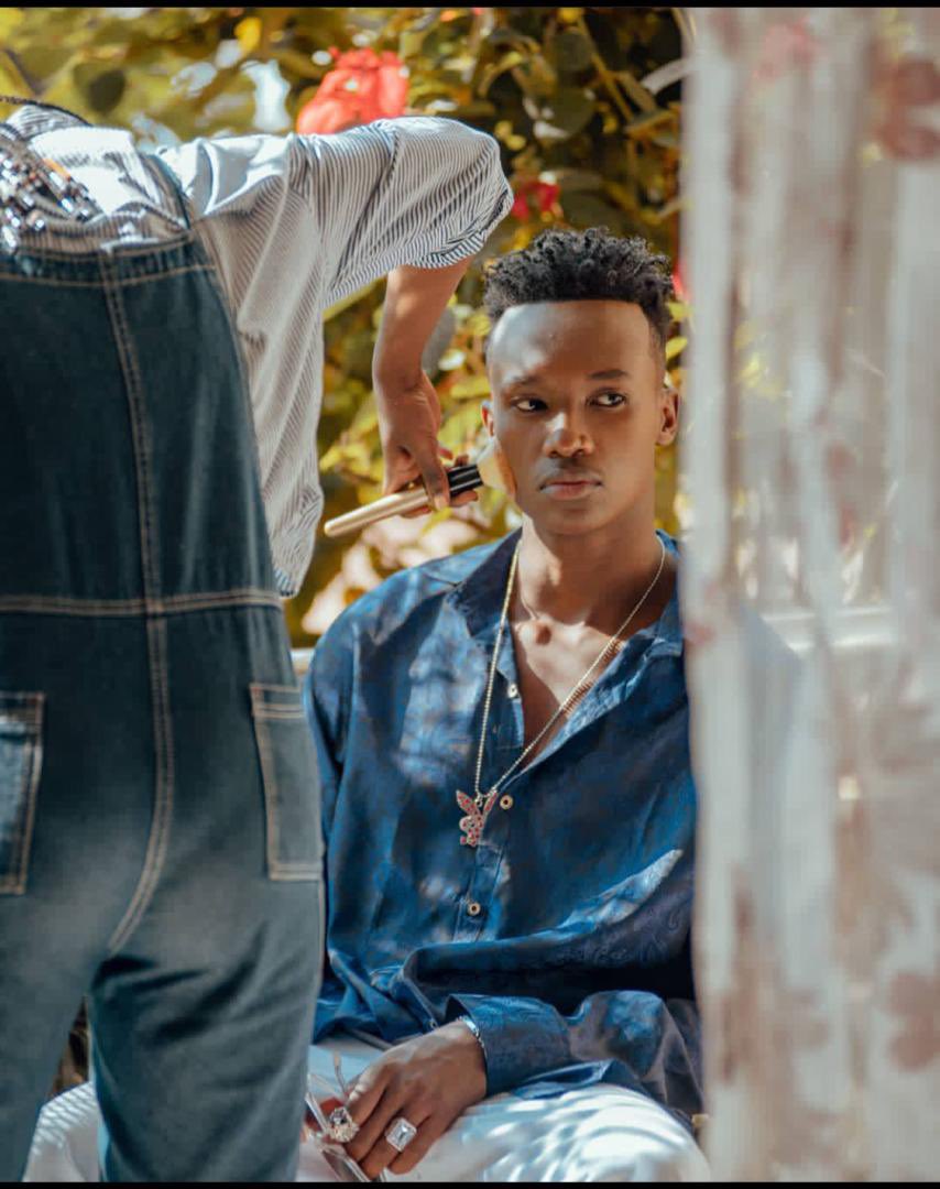 Anselme_tuyizer's tweet photo. 🔴 David rubangura utagikoresha aya mazina ubu uri gukoresha #Rosskana mu muziki yamaze kwinshira mu bahanzi babarizwa muri management ya 1:55 am aho asanzemo abarimo #brucemelodie na #Elementeleeh

#Saakaara #Riviyushowbizz #saymyname https://t.co/oY6vBzYm4a