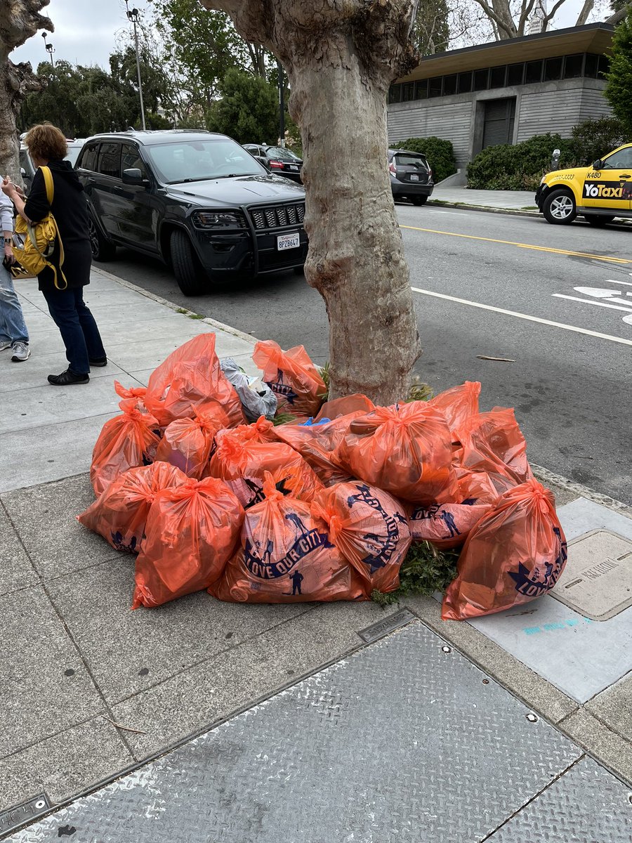 The North Beach @RefuseRefuseSF team had a very productive cleanup on this Bay To Breakers morning, we had about 20 volunteers and collected 35 bags of garbage. Thanks to @NBNeighborsSF & @DannySauter for helping drive attendance, and to all the people who showed up today!