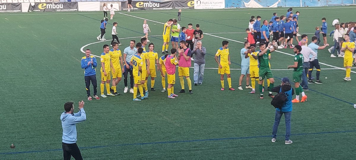 ADAlmudevar's tweet photo. 🗣️ Hasta aquí ha llegado nuestro sueño, orgullosos es poco decir de nuestros chicos, sois la ostia.

#VamosAlmudévar💛💙 https://t.co/qlcoObZIsN