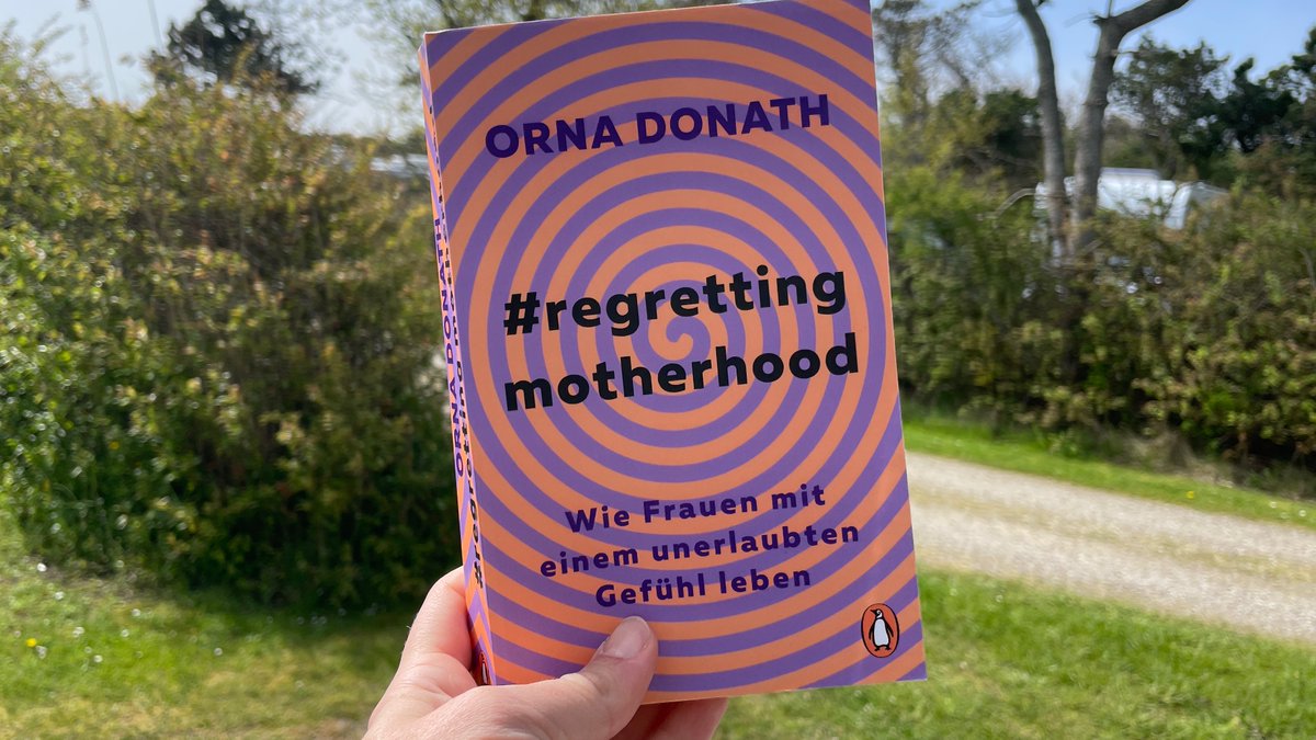 #Buchtipp Nr. 2 ist da: #RegrettingMotherhood von Orna Donath. Sie lässt Frauen zu Wort kommen, die ihre Mutterschaft bereuen und bricht damit ein grosses Tabu. Sehr lesenswert! 

kinderfrei-leben.ch/blog/buchtipps