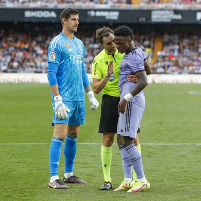 🗣️ Courtois: “Desde os 20 minutos houve sons de m*cac*. Se Vini fala que não quer mais jogar, eu teria saído de campo com ele.”