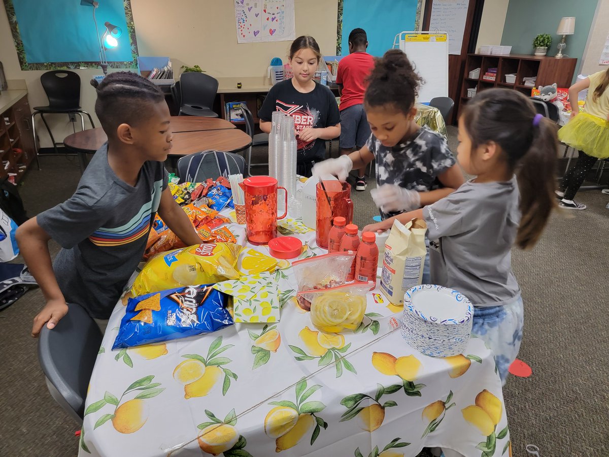 Fatima_DelCampo's tweet photo. My students prepping and getting ready for Lemonade War! @HumbleISD_LSE https://t.co/vfq4eLaRYZ