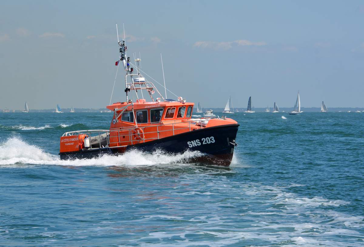 premar_ceclant's tweet photo. #PREMAR | 21.05, 17h45, Baie de la Baule (44):
#CROSS Etel coordonne 🚤🚤#SNSM 667 & 203, moyens terrestres et nautiques du @SDIS44 et 🚁#Ecu44 pour porter assistance à un véliplanchiste en difficulté.
La victime est transférée au CH de Saint-Nazaire par VSAV à 19h10. https://t.co/QhH0Xc6Prv