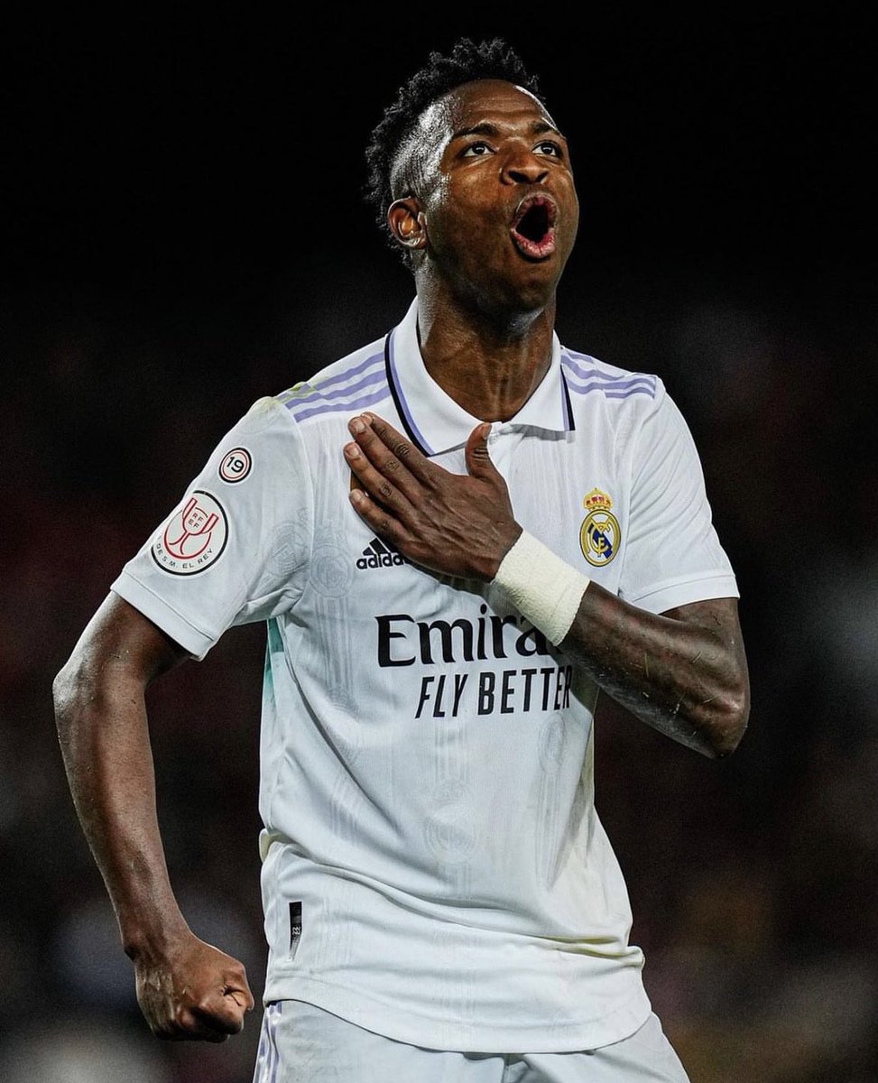 O MAIS HOMEM, ENTRE TANTOS MENINO 🤫

Insustentável o preconceito e omissão da La Liga, times e jogadores. Vini, apesar da pouca idade, é capaz de ganhar essa luta constante na mente, na pela e no campo. Ele baila, o melhor do mundo atualmente, nosso.
FOGO, BAILE E GOL NELES 🕺🏾👊🏻