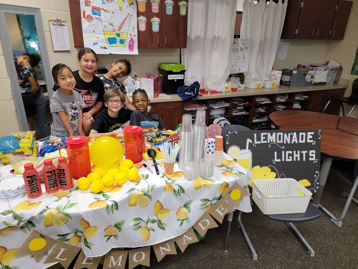 Fatima_DelCampo's tweet photo. More visitors and some fun pics! @HumbleISD_LSE https://t.co/yfPvB3E2wK