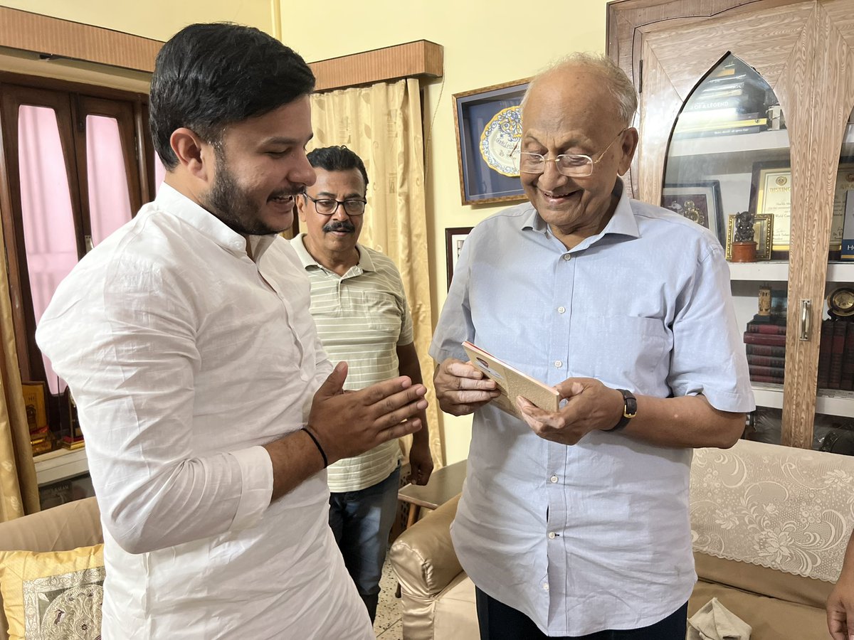 आज बिहार के पटना में पद्मश्री सम्मान से सम्मानित आदरणीय डॉक्टर सीपी ठाकुर जी से मिलना उनके आवास पर हुआ । ￼￼ आप पाँच बार सांसद और कई मंत्रालयों में केंद्रीय मंत्री रहे । 2020 तक राज्यसभा सांसद रहे और अब आपके छोटे पुत्र राज्यसभा सांसद हैं । 91 वर्ष के डॉक्टर साहब आज भी सुबह 11