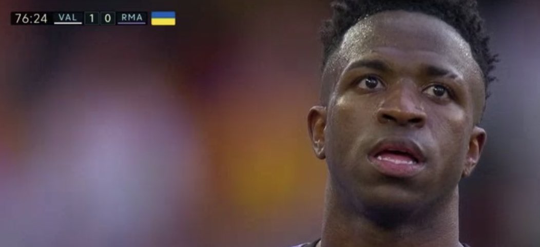 MADRlDISTAS's tweet image. O olhar do Vini Jr enquanto tudo acontecia em campo. 

Que imagem triste, meu Deus! 😔