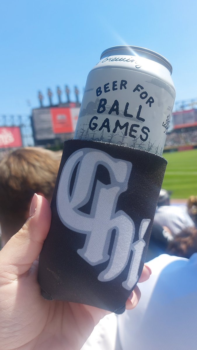 JeniDonahue's tweet photo. An absolute perfect day for a @whitesox game βΎοΈ and @OffcolorBrewing Beer for Ball games πΊ #whitesox #offcolorbrew #southsidepride #beerforballgames #comiskey #wst https://t.co/nJatGjdQq9