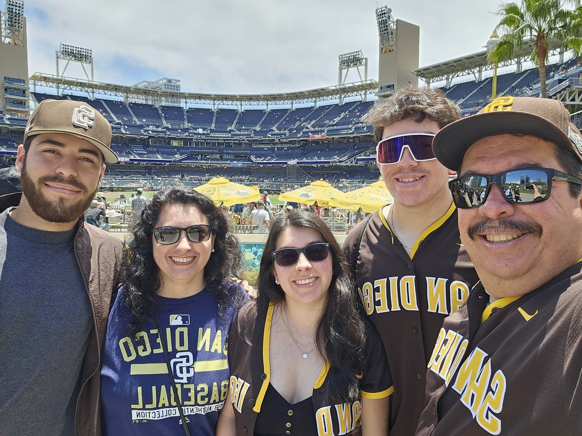 dagonz128's tweet photo. Let's go Padres!! 🙌🙌👏 #BringTheGold    #Padres https://t.co/oB5YLdZUcC