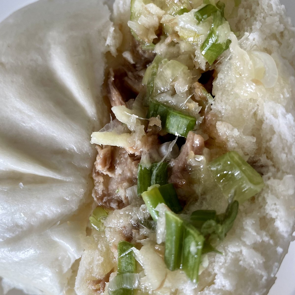 Woke up craving scallion ginger oil this morning, but didn't feeling like cooking. So warmed up some frozen steamed bao to satisfy with this salty oily mess. Today's #veryasian craving