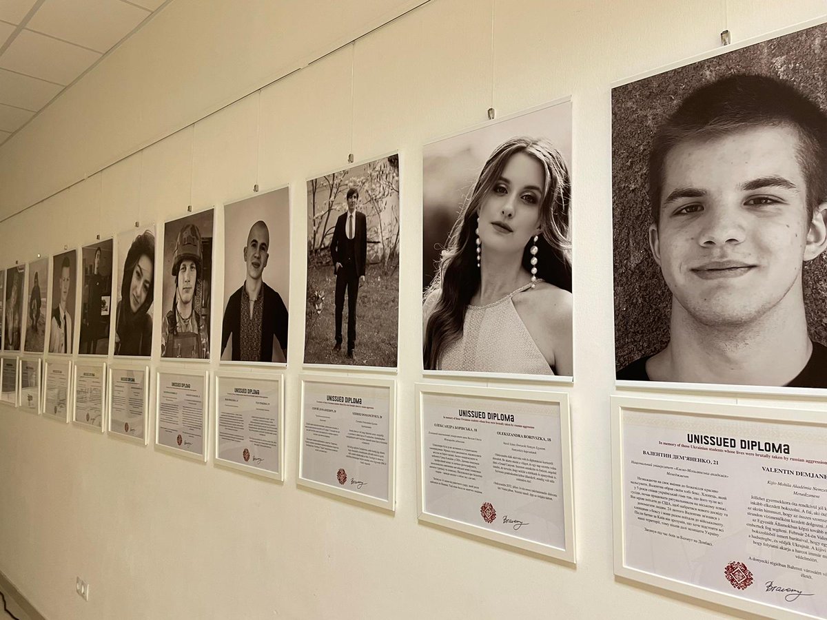 Embrrrr's tweet photo. Kiadatlan diplomák – egy szívszorító kiállítás a budaörsi BABtérben.

35 fotó 35 ukrán fiatalról, akiknek a háború kegyetlenül rövidre szabta az életét.

A világjáró kiállítás a következő hónapokban Magyarország-szerte még számos helyen látható lesz.

https://t.co/zTvgijZTPZ https://t.co/D5Bj73EYkw