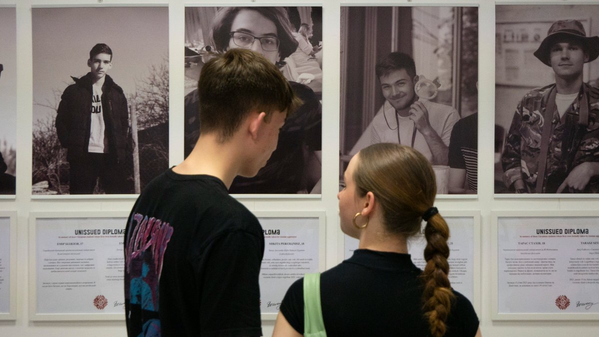 Embrrrr's tweet photo. Kiadatlan diplomák – egy szívszorító kiállítás a budaörsi BABtérben.

35 fotó 35 ukrán fiatalról, akiknek a háború kegyetlenül rövidre szabta az életét.

A világjáró kiállítás a következő hónapokban Magyarország-szerte még számos helyen látható lesz.

https://t.co/zTvgijZTPZ https://t.co/D5Bj73EYkw