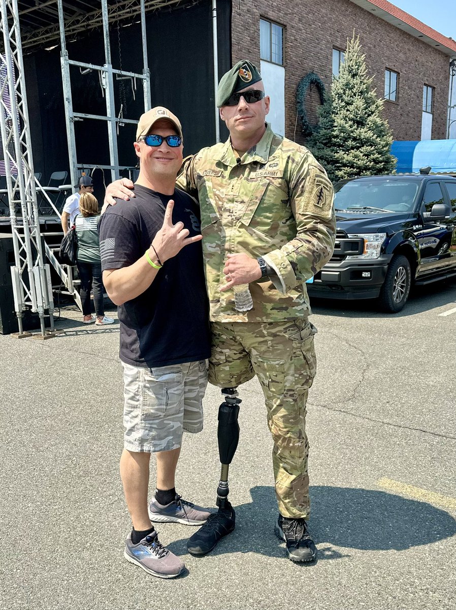 Doug9110's tweet image. Chief, to say it was an honor would be a huge fucking understatement, Sir. What an incredible inspiration. Thank you. 🤘🏼🇺🇸 @BOSWoundedVets    #TheyFoughtWeRide @nick_lavery_