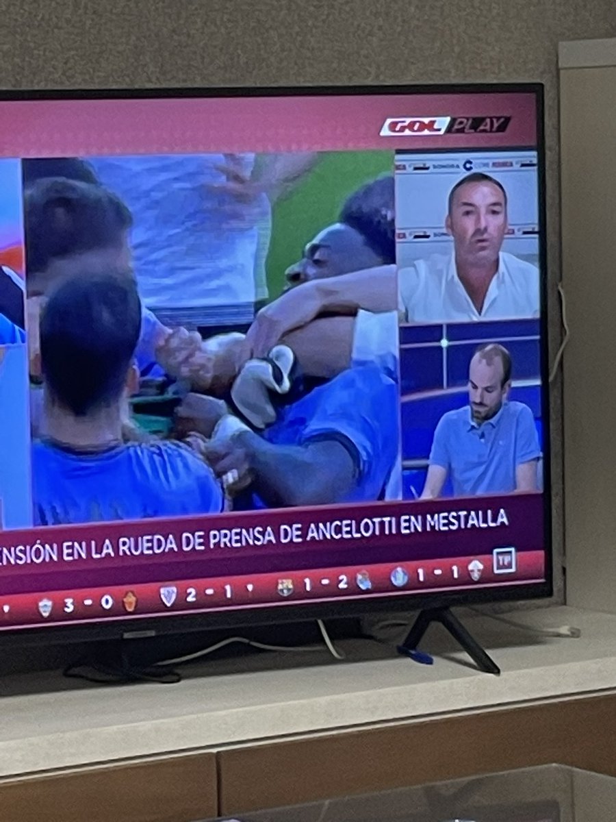 Dice el puter este de camisa blanca que en la liga nunca hemos tenido  racismo, solo hay porque ha llegado vinicios.

Foto de Dani alves así con un plátano.

Vergüenza qué siga habiendo este tipo de comportamiento.

#DirectoGol