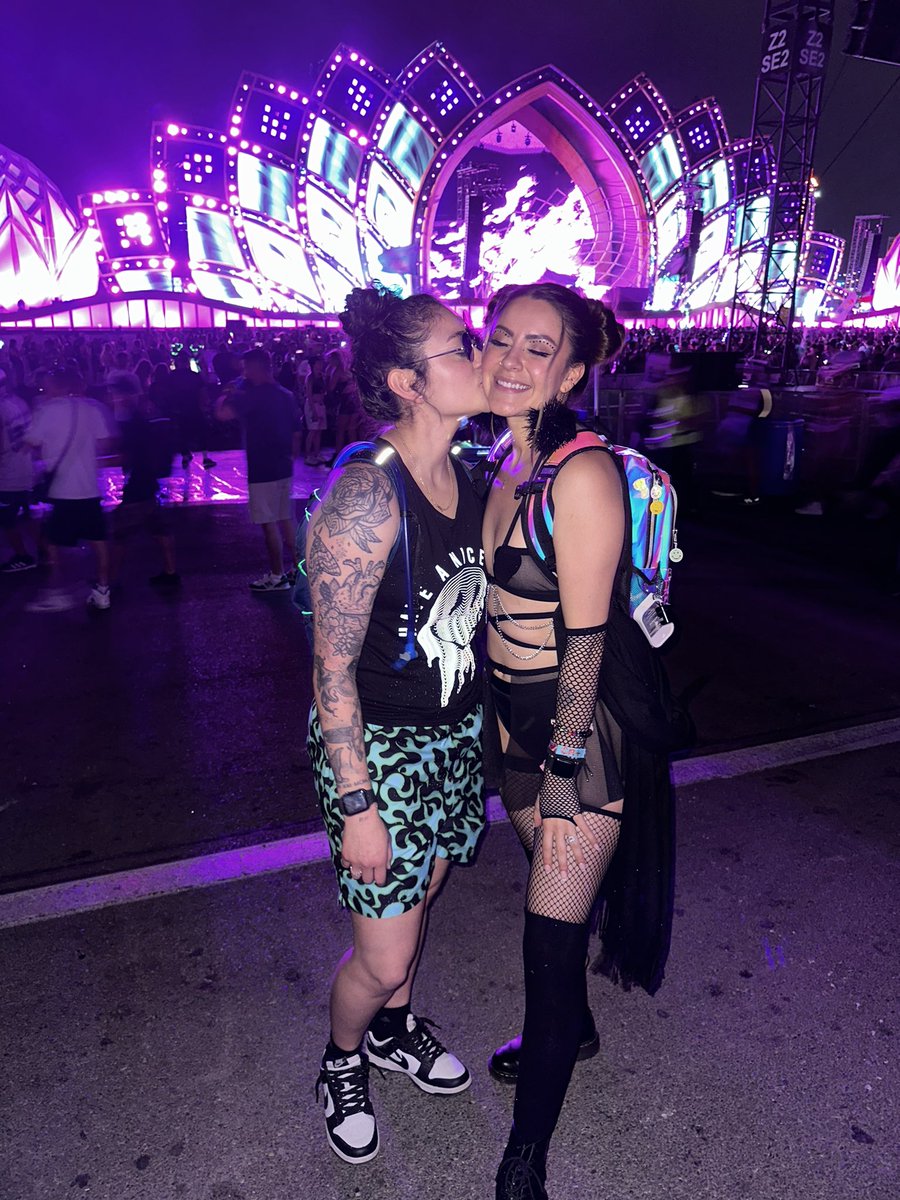 agarci93's tweet photo. I love making memories with you 💕 #EDC2023 https://t.co/cC396DCIfe