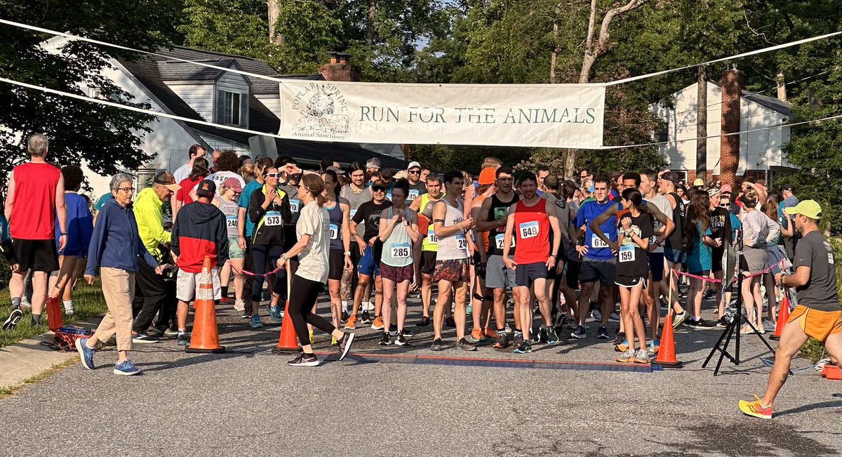lisaontheradio's tweet image. Beautiful day for the #RunForTheAnimals to benefit ⁦@poplarspring⁩ ! Thank you to everyone who came out to support this wonderful place. #PoplarSpringAnimalSanctuary #Poolesville #WheatonRegionalPark ⁦@MontgomeryParks⁩