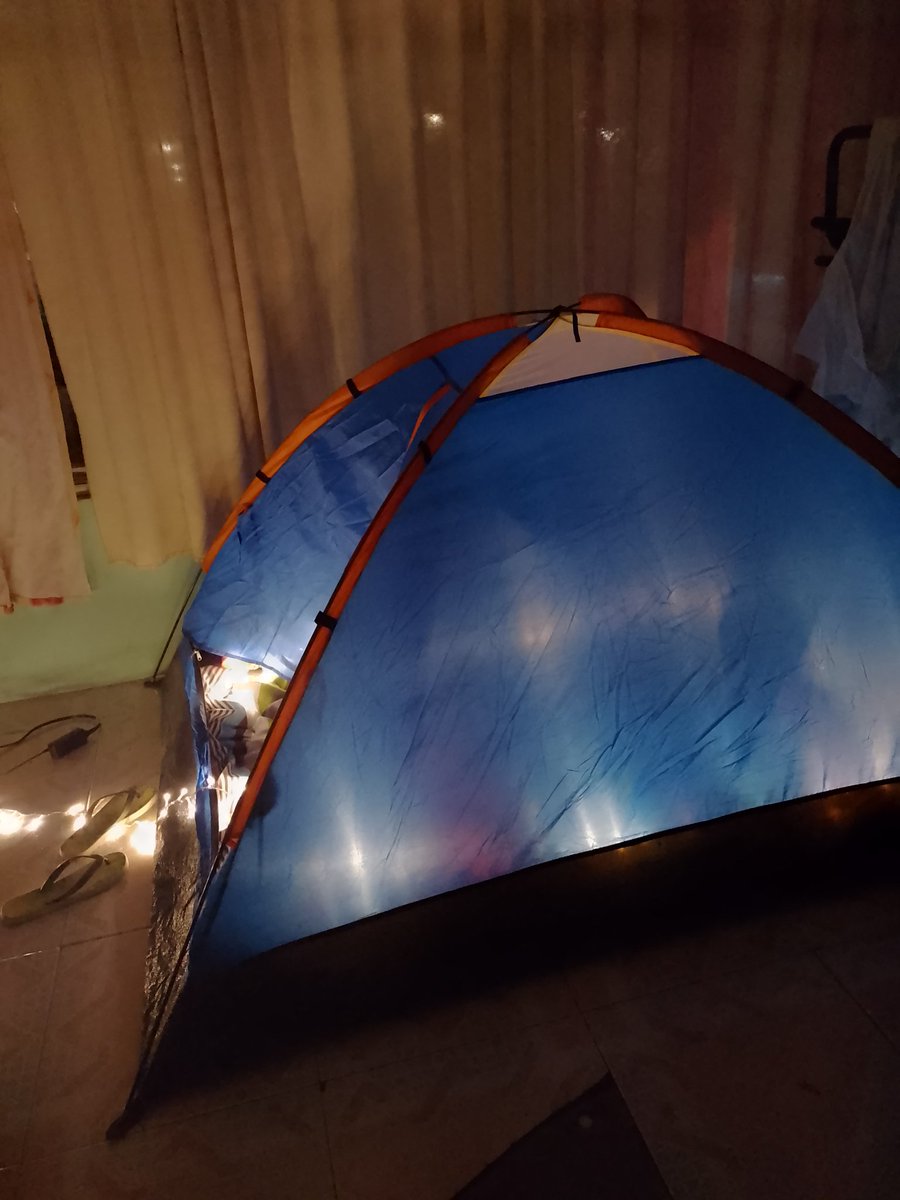 bummgun's tweet photo. ayer petite y yo vimos Not me en una tienda de acampar, somos el verdadero quien para https://t.co/Gnqo8nBsro