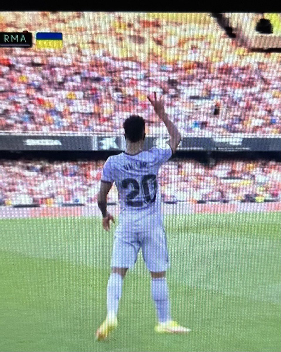 Yo no sé qué ridículo es más grande, si el de Asensio señalándose el escudo en un gol anulado. 

O el de Vinicius mandando a segunda a la afición de un equipo que literalmente al vencerlos, acaba de alcanzar los 40 puntos necesarios para mantener la categoría.