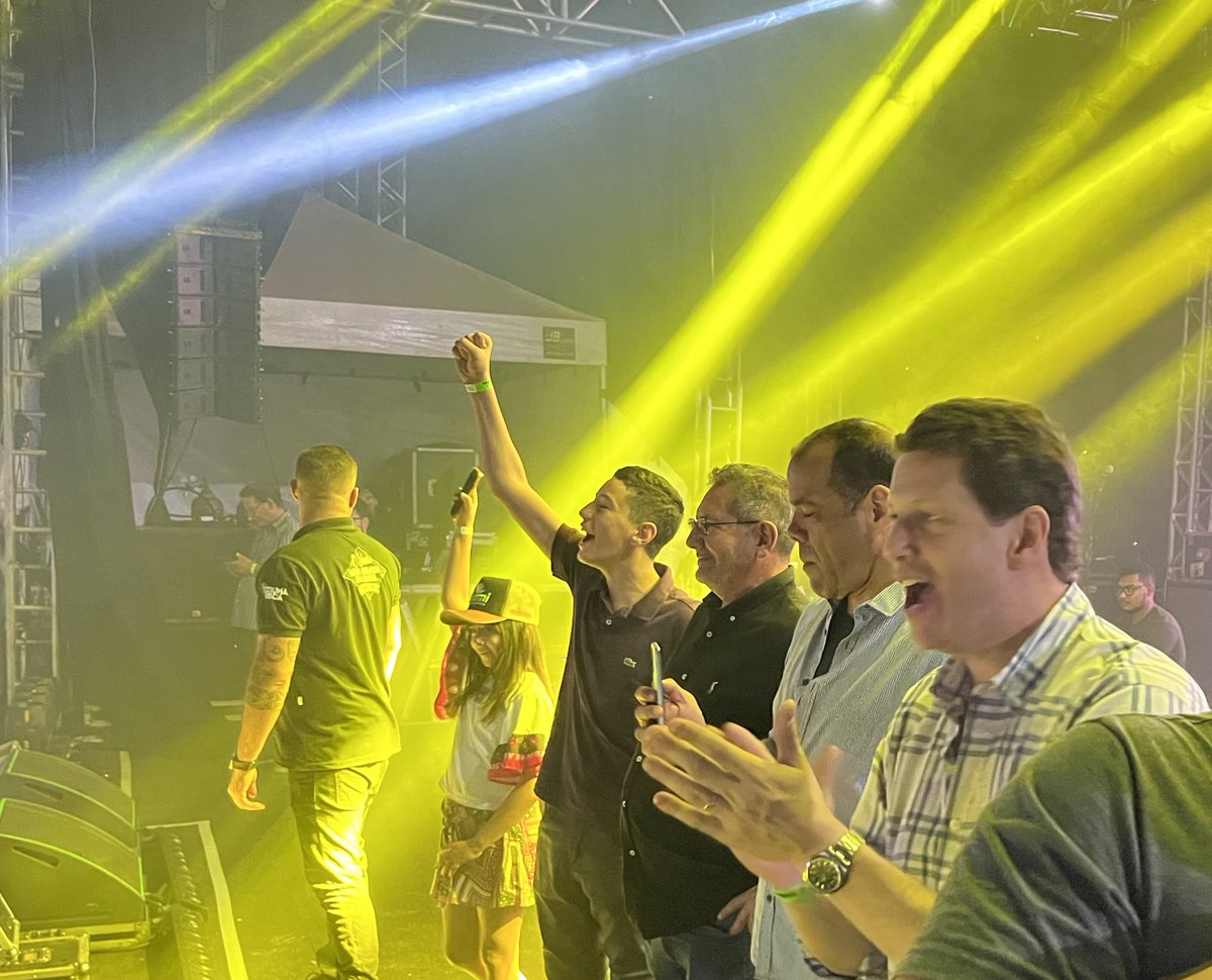BradockShow's tweet photo. @rsallesmma e @BradockShow no encerramento da Exponova em Nova Mutum-MT neste final de semana. #BradockShow #Agro #Agricultura #agronegócio #Brasil #MatoGrosso #NovaMutum #Exponova https://t.co/aPMSBobTQY