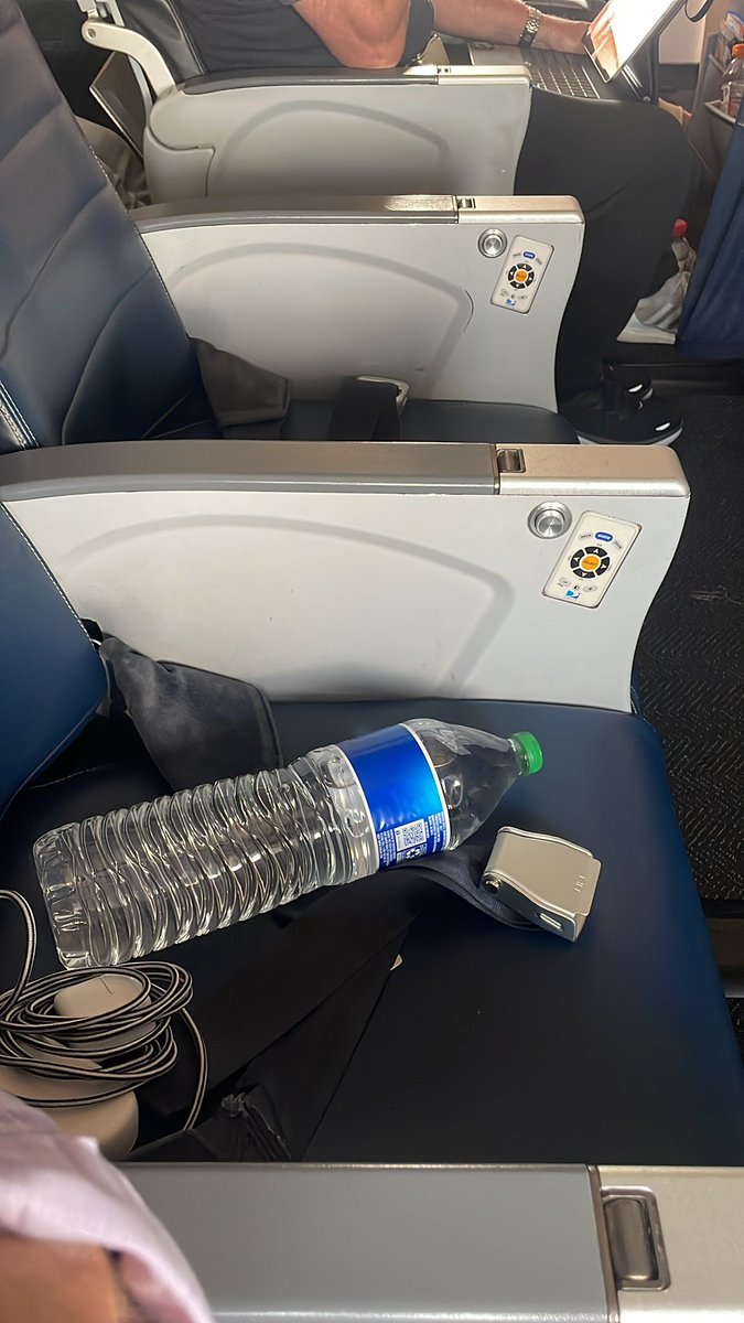 FlyinSPS's tweet photo. It’s official! Row to myself, nonstop to @DENAirport to start training. Here we go!! #ImBack #simtraining #simulators #qualification #airlines #aviation https://t.co/fC6uiOhVo9