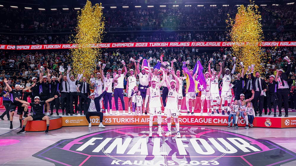BasquetTotal's tweet photo. #EuroligaxBT | SIEMPRE LA MISMA HISTORIA

Con un doble de Sergio Llull a falta de tres segundos, Real Madrid derrotó a Olympiacos y se consagró campeón de la Euroliga por undécima vez en su historia.

📝 @Manu_Heat 
👉 https://t.co/HQROnuizE5 https://t.co/lEswMKA6i8