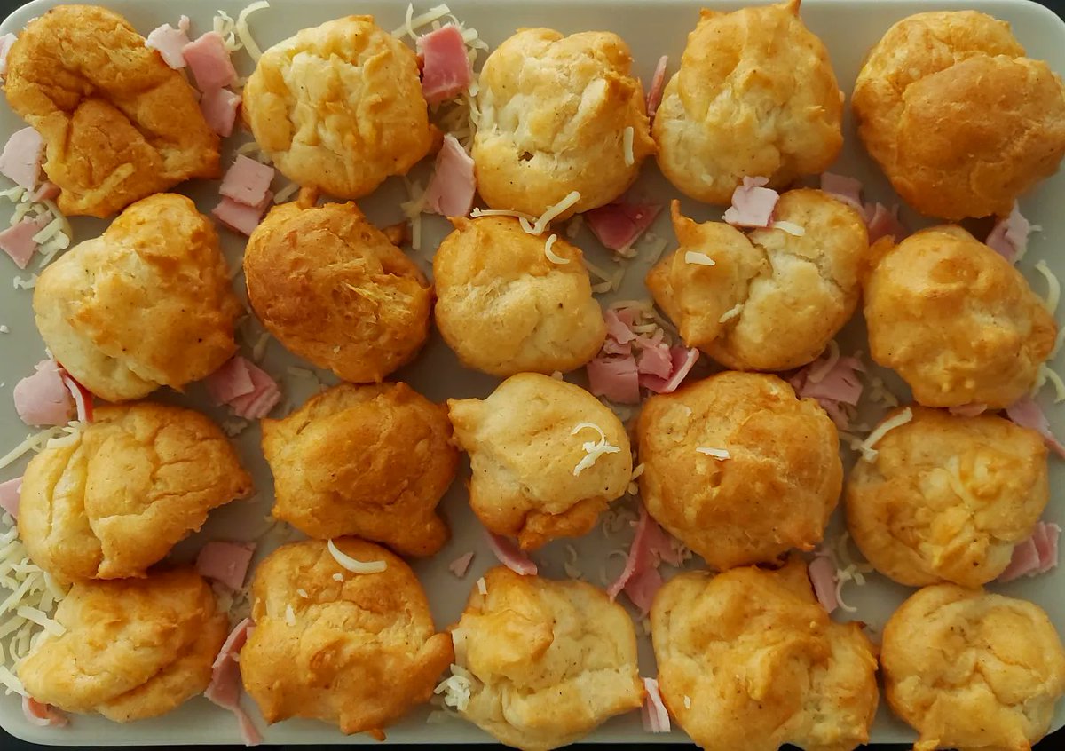 comocomodiadia's tweet photo. ...#gougeres de #queso/ #bocaditos de #empanada de #setas, #jamonyork y #queso/ taquitos de #tortilladepatatas/ #montaditos de #pantomate-#jamon y #sobrasada-#parmesano/ #pandeajo y #salchichon... #aperitivo/ #apero, #bruxelles #enfamilia #entreamigos #guisoyo #comocomodiadia https://t.co/S7kIWOSuKX