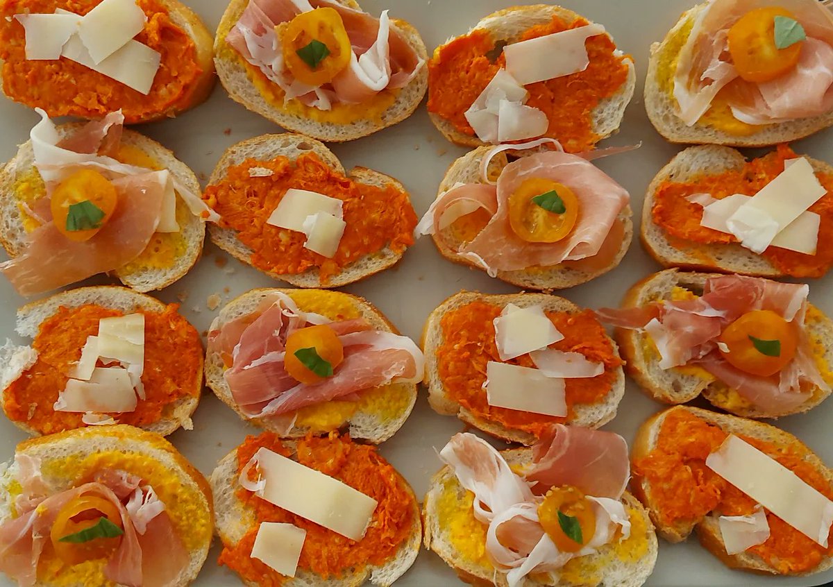 comocomodiadia's tweet photo. ...#gougeres de #queso/ #bocaditos de #empanada de #setas, #jamonyork y #queso/ taquitos de #tortilladepatatas/ #montaditos de #pantomate-#jamon y #sobrasada-#parmesano/ #pandeajo y #salchichon... #aperitivo/ #apero, #bruxelles #enfamilia #entreamigos #guisoyo #comocomodiadia https://t.co/S7kIWOSuKX