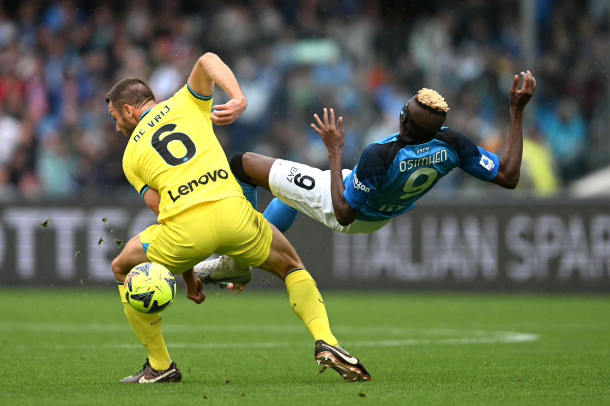 Oggi vado nello spogliatoio. Prendo la penna. Prendo il rinnovo di contratto e dico: 'FIRMA SUBITO QUI'. Prestazione super di De Vrij, giocatore completamente ritrovato 💪🏻⚫️🔵