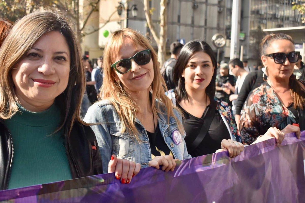 AnaMariaGazmuri's tweet photo. Agradecida por la participación de 50.000 asistentes en la 17ª versión de la marcha #CultivaTusDerechos. Fue una marcha distinta, más relajada y feliz; por primera vez hemos tenido el reconocimiento, mediante el requerimiento de la oposición al Tribunal Constitucional, y su consecuente sentencia a nuestro favor, de lo que siempre hemos sostenido: el cultivo medicinal y personal, exclusivo y próximo en el tiempo en bajas cantidades no es delito en Chile. Lo incorporado en la ley AntiNarco es solo una causal de justificación al cultivo medicinal ya lícito. 
Aplaudiendo los avances, debemos asumir cómo la indiferencia del Estado ha afectado a esta comunidad de manera grave. Por eso hoy decimos #NoMasDaño. No deseamos más pérdidas de vidas a manos de delincuentes ni más actos de persecución. Ha sido una lucha de años y todavía queda camino por recorrer para lograr una regulación integral. Ya estamos trabajando en ello! 🪴✊🏻