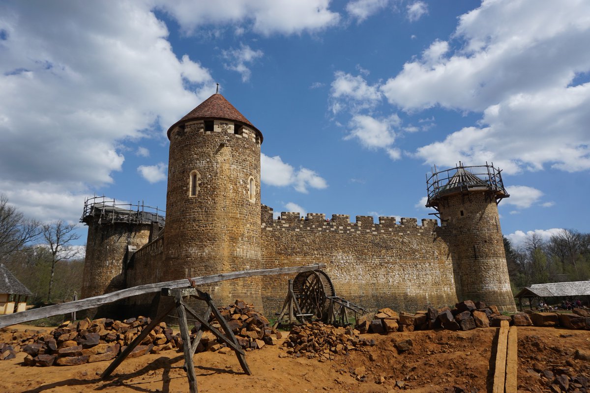 fakehistoryhunt's tweet photo. Meanwhile in France where they are building a new medieval castle with medieval tools:

More about Guédelon here:
https://t.co/ggWdttDifD https://t.co/jwJ6ZBiU99