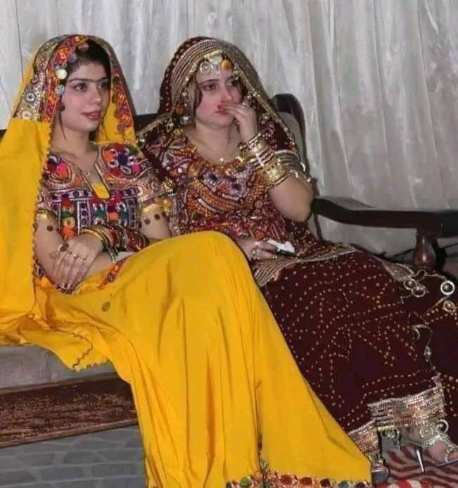 وڏڙن جو چوڻ آھي ته
زال گھر ۾ ٻرندڙ  ڏئي جيان ھوندي آھي،
مان سوچيان پيو جيڪڏھن ٻه ڏيئا ٻرن ته ڪيتري نه روشني ٿيندي۔۔۔