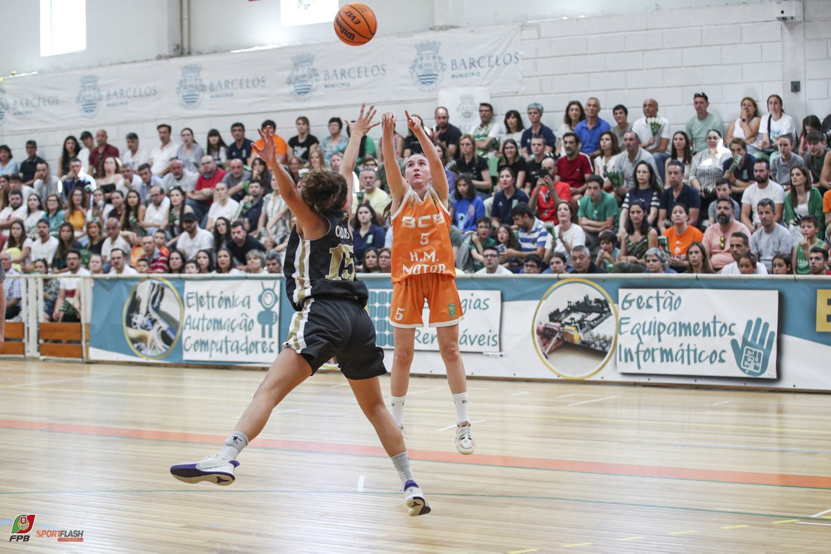 fpbasquetebol's tweet photo. ✏️📸 O Basquete de Barcelos levou a melhor sobre a @ADSanjoanense e provocou um final de tarde de festa na cidade minhota. O Barcelos é o campeão da 1.ª Divisão Feminina e sobe à Liga Betclic.

📎 https://t.co/QTkHOiA0Pg

#SomosBasquetebol https://t.co/B7JJMOUtuY