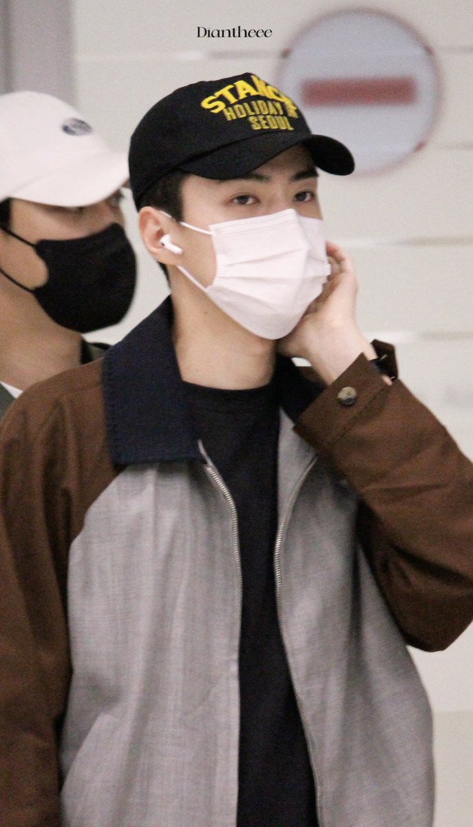 230522 세훈 인천공항  입국
세훈 키 진짜 장난 아니였음
너무 잘 생겼어ㅠ💕

#엑소 #엑소세훈 #세훈 #EXO #EXOsehun #sehun #吴世勋