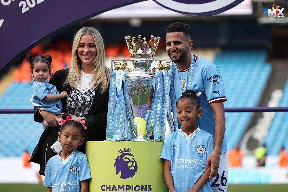 Screen Mix on Twitter: "فخر الجزائر رياض محرز يحتفل بالدوري الإنجليزي الخامس له رفقة عائلته 🇩🇿❤️ https://t.co/bU6bPK0wg6" / Twitter