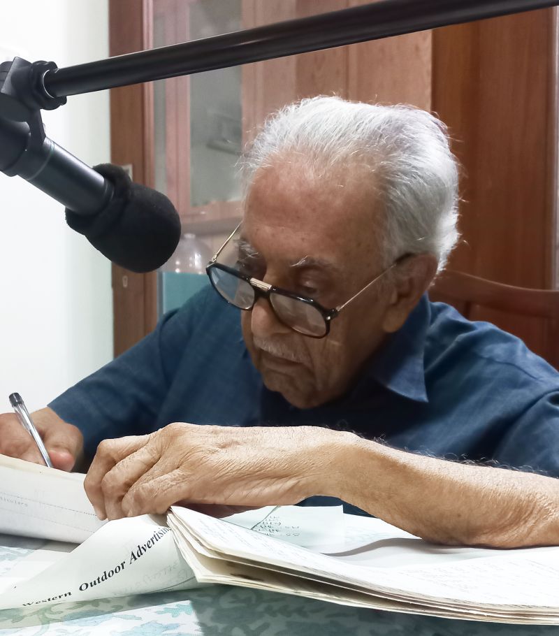 irfaniyat's tweet photo. Ameen Sayani working on script before recording for client in Varanasi.
#RadioLegend #BinacaGeetMala #AmeenSayani #At90
(An update from Rajil Sayani last evening) https://t.co/36Y9xlc20E