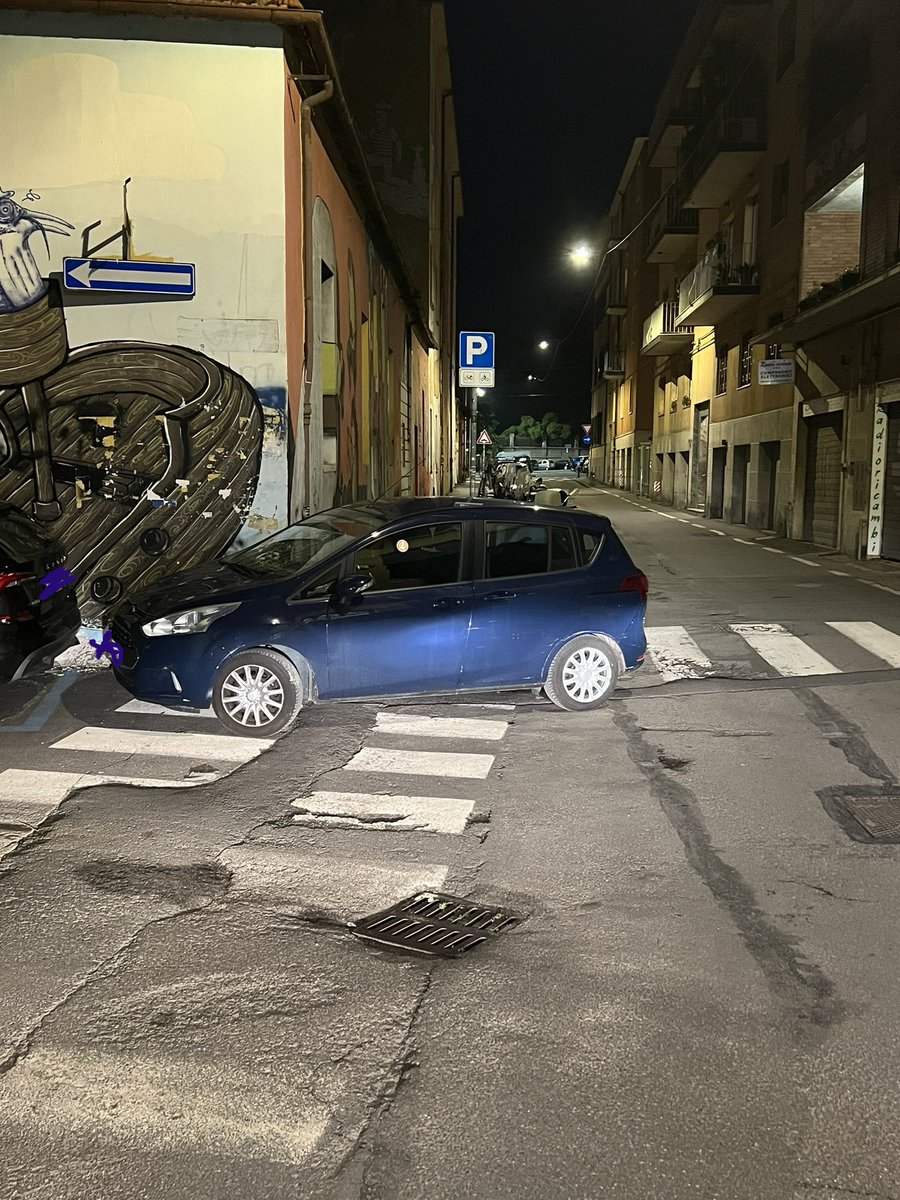 RobertoRedSox's tweet photo. Parcheggio selvaggio? 
Qualcuno gli ha messo il patacchino giusto, secondo me. 
Bologna, via Orfeo https://t.co/PS49XosBz9
