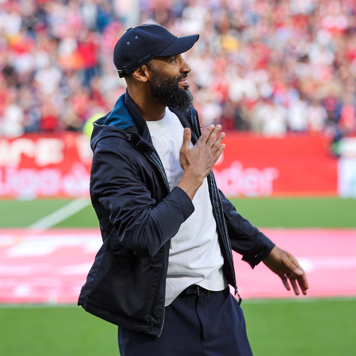 LaLiga's tweet photo. Sr. Frédéric Kanouté 🎩 ❤️

#LaLigaSantander | @SevillaFC 
#ElGranDerbi https://t.co/wgZPvOYlYj