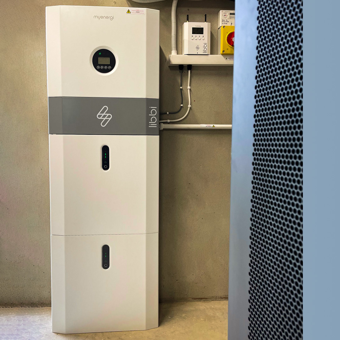 ottomate's tweet image. With the new @myenergiuk #libbi hybrid inverter &amp;amp; battery🔋⁣we can store electricity produced by our solar system during the day &amp;amp; use it in the evening.

In the dark months we can use libbi to buy energy on the cheaper night rate, saving on the daytime tariff.

#AutomatedHome