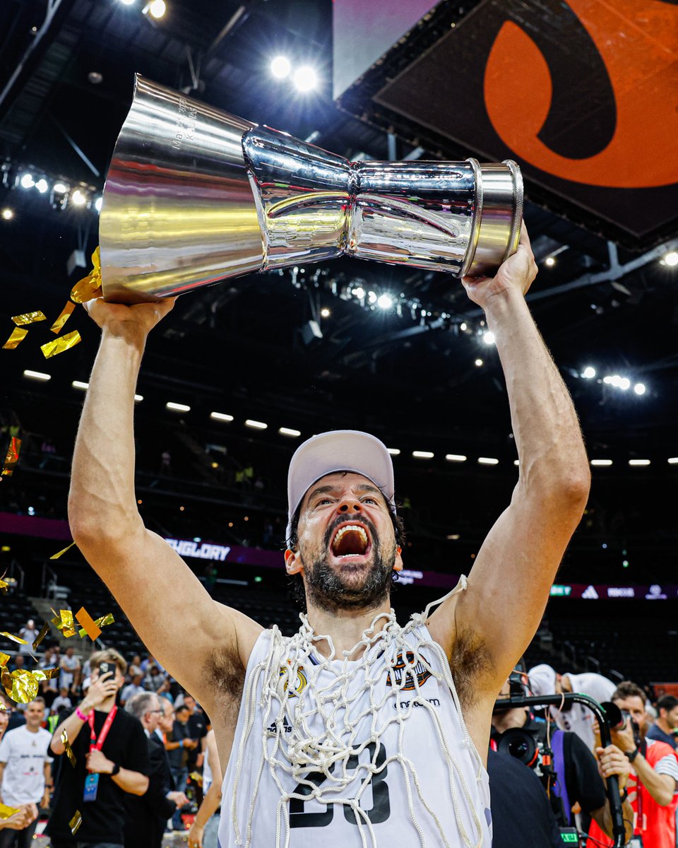 RMBaloncesto's tweet photo. 🏆 ¡Desde Kaunas para todos los #Madridistas! https://t.co/XPkZnBSpHJ