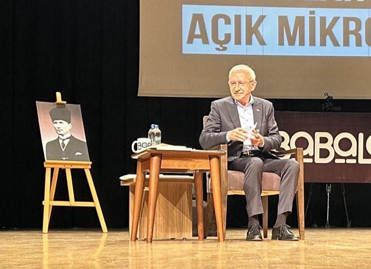 Mevzular Açık Mikrofon’a konuk olan Kemal Kılıçdaroğlu'na sorulan "PKK bir terör örgütü müdür?" sorusuna Kılıçdaroğlu’nun cevabı:

"PKK bir terör örgütüdür, o örgüt benim canıma kastetti. PKK’nın suikast düzenlediği tek lider benim, başa geldiğimizde Kandil’i yerle yeksan