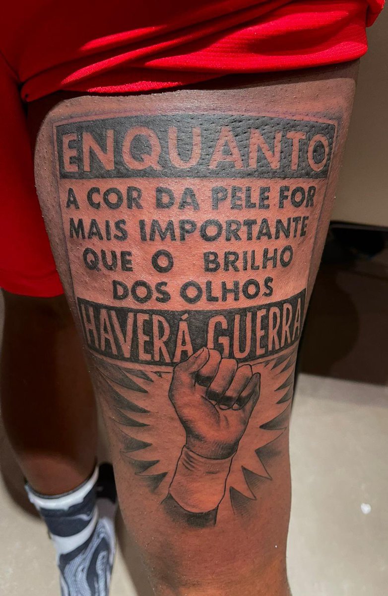 Acabei de lembrar desta tatuagem que o Vini Jr. tem: 

“Enquanto a cor da pele for mais importante que o brilho dos olhos, haverá guerra!” 

RACISTAS NÃO PASSARÃO! 

FORÇAS VINICIUS JR! 🇧🇷✊🏾