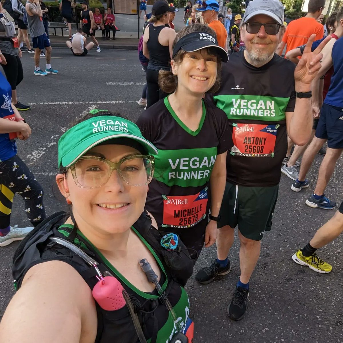 I've had a bloody lovely day. Did a half marathon this morning, and spent the rest of the day basking in the sunshine and the love &amp; support of the Manchester <a href="/VeganRunnersUK/">Vegan Runners UK</a> crew.
Great effort Manchester!
#greatmanchesterrun
🖤💚🖤🐝😋