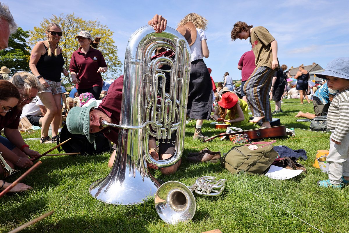 Behold, the utterly bonkers Falmouth Worm Charming Championships which took place today, where competitors used a combination of brass instruments, garden tools, interpretive dance and the odd didgeridoo to charm 260 worms, and, inadvertently, one baby. cornwalllive.com/whats-on/whats…