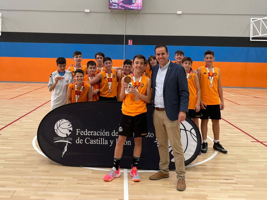 FBCyL's tweet photo. 🏆 Fase Final Preinfantil Masculino ⛹️‍♂️

🏀Cuadro de honor🏀

🥇 @SanPabloBurgos 
🥈 @RVBaloncesto Violeta
🥉 @ZunderPalencia https://t.co/Dx9rxfVedR