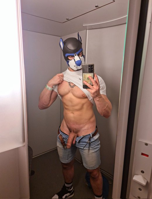 Horny on the train 😈... https://t.co/vzN8oy5waO